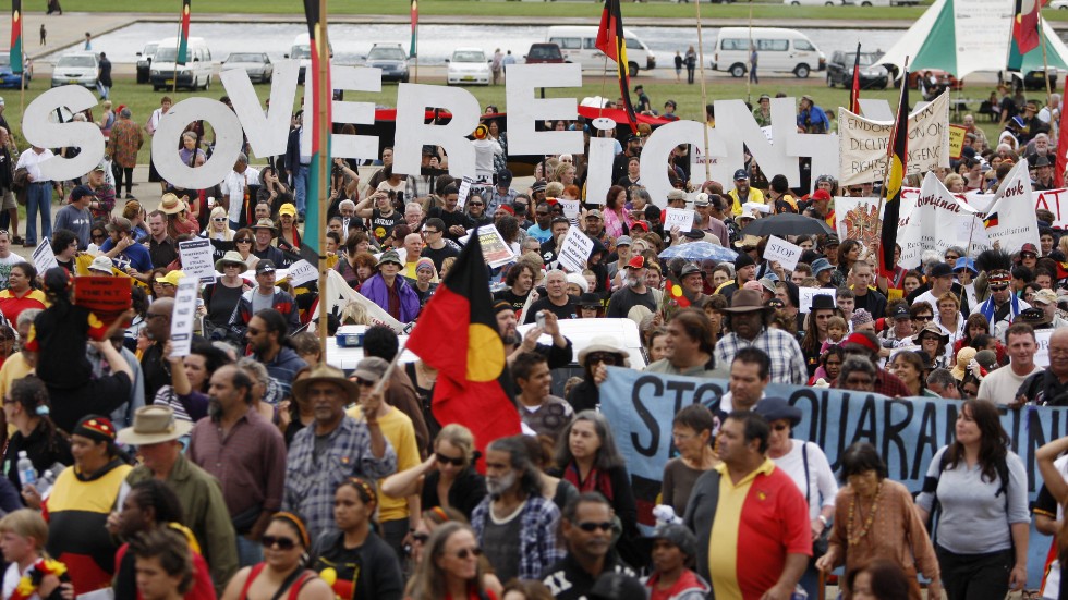 Aboriginer i Australien har fört en lång kamp för sina rättigheter, efter de många skador som koloniseringen orsakade. Här demonstrerar de i Canberra.