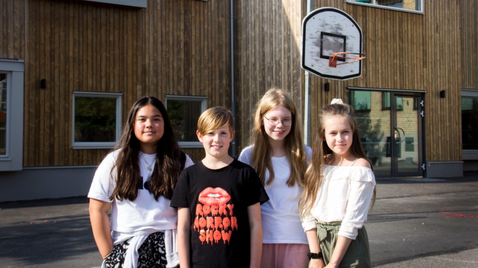 Fyra klasskompisar. Kimberley Karlsson, Ágúst Berglindarson, Sofia Wiklund och Leah Mocklin går i sexan på Östervåla skola och har fått klassrum i den nya byggnaden.
