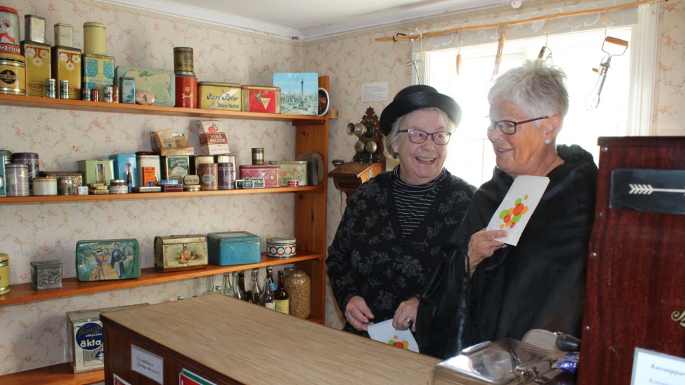 Vanja Matsson och Anita Svensson bakom disken i affären, där man kommer att kunna köpa godis.