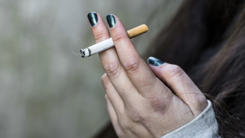 Om problemet är att minderåriga lätt kan få tag i tobak är inte lösningen att omyndigförklara unga vuxna, skriver Albin Zettervall.