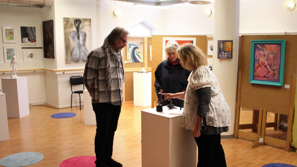 Konstnärerna Krister Blixt Kerstin Grönvall och Marianne Andersson på Ödeshögs 23:e konstsalong.