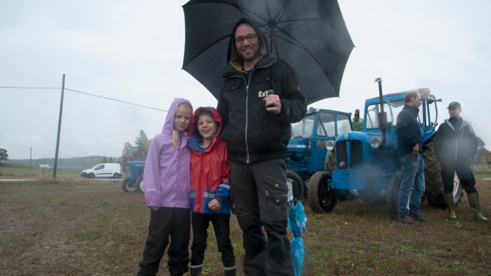 Moa Grankvist, William och Mikael Deemus fanns på plats vid Onsberga i Sättersta på lördagen för att spana på traktorer. 