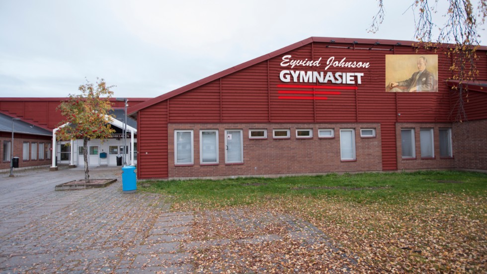 Kommunfullmäktige beslutade att Björknäsgymnasiet ska byta namn till Eyvind Johnson gymnasiet. Majoriteten i utbildningsnämnden vill att fullmäktige river upp det beslutet.