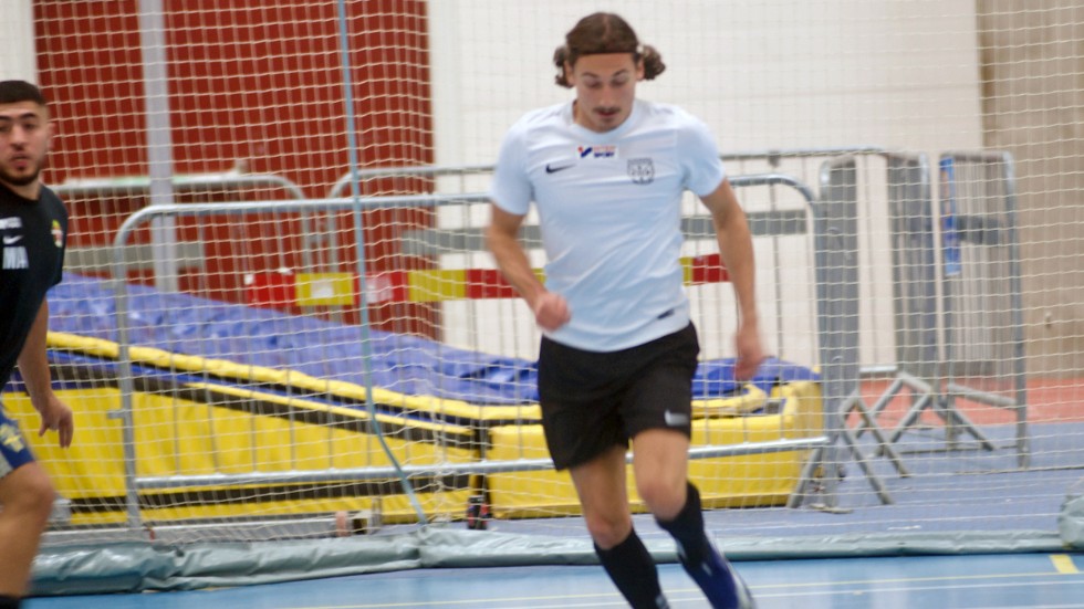 Enis Ahmetovic, som när det gäller utomhusfotboll är kapten i Bissarna i norrettan, dominerar här semifinalen som hans lag vann med 2–0.