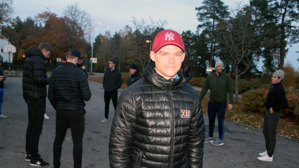 På promenad på väg till match. Lagkaptenen Erik Litzén ser fram emot kommande matcher i World cup i Sandviken. "Vi har tränat hårt för det här", säger IFK Motalas mittfältare och hyllar lagets servicegäng.