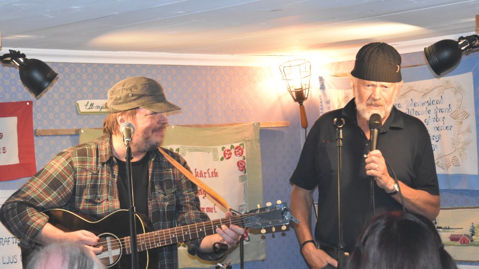 Leo Holmberg har spelar blues i 40 år. Ronny Eriksson sjöng och kåserade kring miljö, stad och landsbygd.