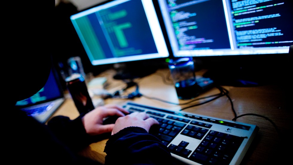 Säkerhetsluckor i datorer ska kunna utnyttjas av myndigheter för att avlyssna kriminella, enligt ett nytt förslag.