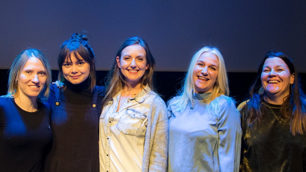 Josepina Boman, Emelie Skeppar och Susanna Gustafsson från kvinnojouren Iris bjöd in Sanna Lundell och Ann Söderlund till Kulturens hus.