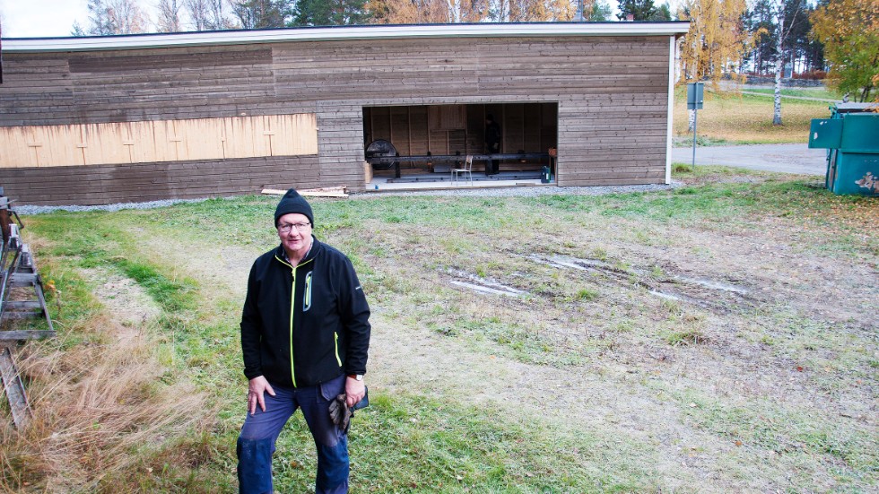Bakom Karl-Erik Johansson syns det såghus eller väderskydd som det kallas som rymmer den gamla sågmotorn och sågen från Mockträsk. "Den användes av familjer där."