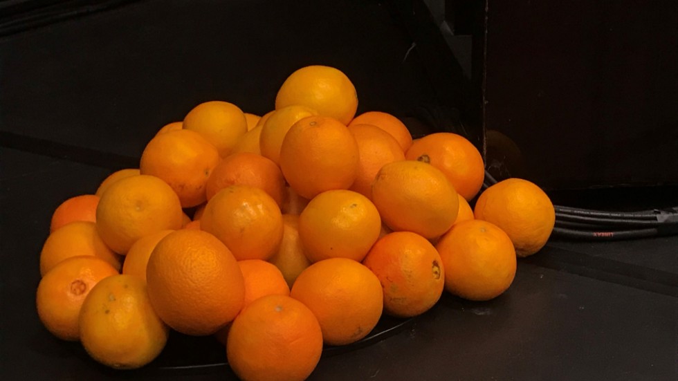Hur låter en apelsin? Under föreställningen kommer ett antal att både skalas och ätas.