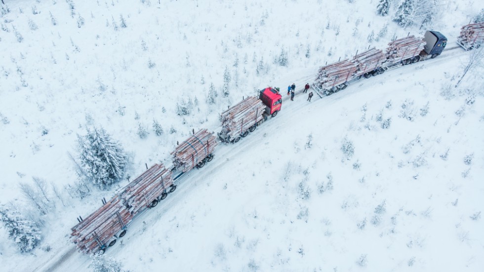 Sveaskog och Volvo lastvagnar testar just nu transporter med 34 meter långa och 90 ton tunga ekipage.