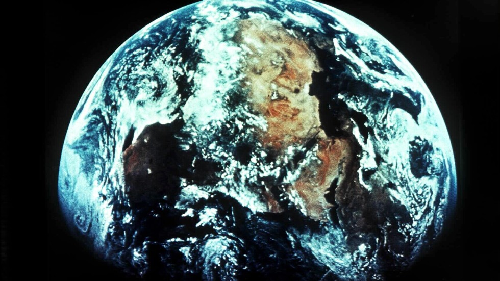 Vi lever i dag som om det fanns mer än fyra jordklot, skriver debattören.