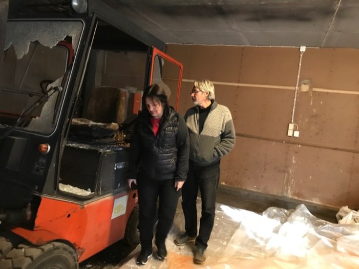 Konstnärerna Lea Karlsson och Hans Estvik deppar över förstörelsen. Trucken som behövs för att frakta stenblocken är sönderslagen.