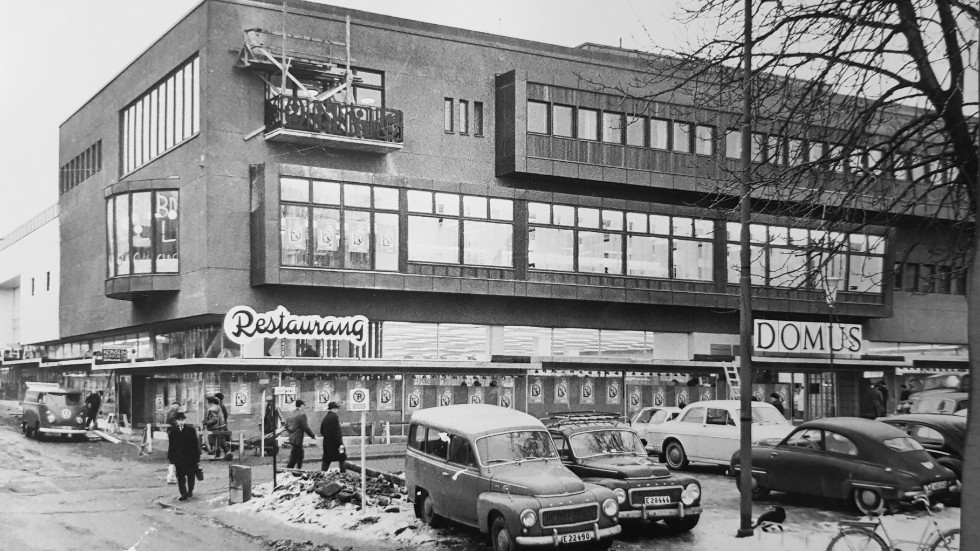 2 mars 1966 och det snickras i hörnet av Domusvaruhuset på Lilla torget. 