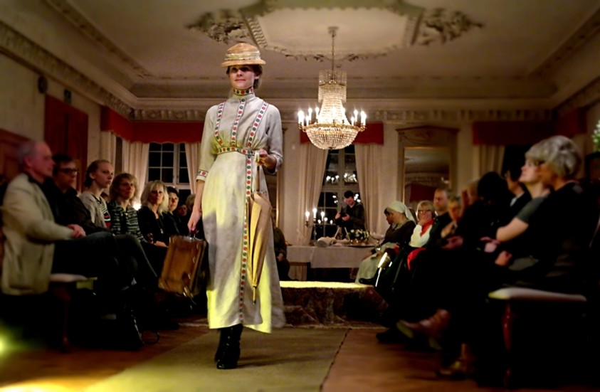 Under lördagen blir det modevisning i Lövstabruk där klänningar av 1800-talssnitt visas upp.