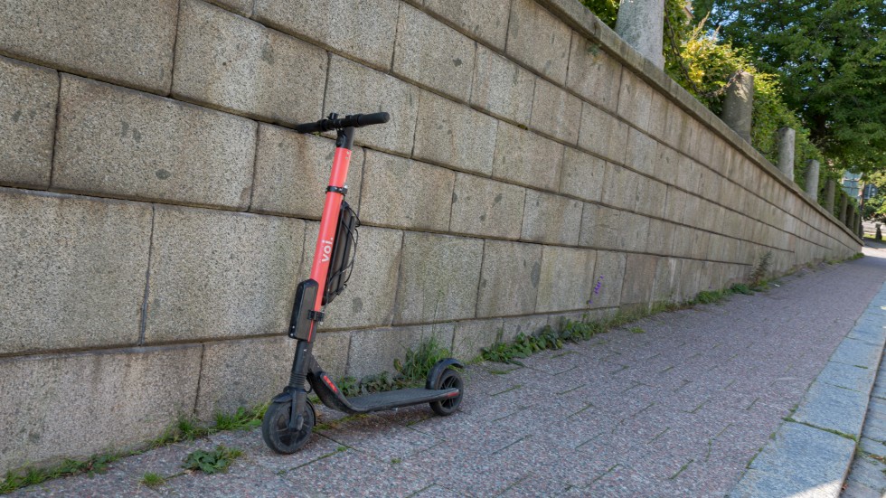 Felparkerade cyklar och elsparkcyklar gör det svårt att ta sig fram för folk med gångsvårigheter, skriver Jan Ask.