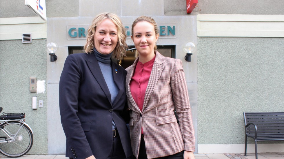 Liselotte Fager (KD) och Denise Cassel (KD) framför vårdboendet Gröna gården som fått pris för bästa äldremat. Maten är viktig, säger de båda politikerna. Nu satsas fem miljoner på tillagningskök.