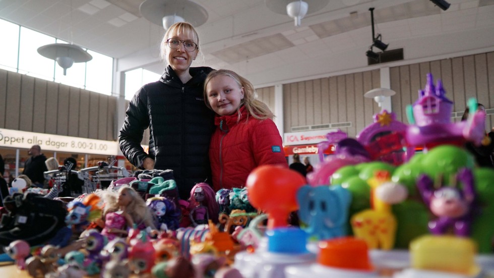 Sanna och Penny Rasmussen hade passat på att tömma garderoberna på oanvända leksaker och barnkläder.