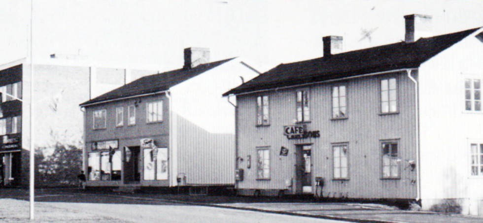 En tredje välkänd fastighet vid Storgatan där många olika företag huserat, bland annat Carlssons kafé. I huset till vänster drev i Sigurd och Karl-Ivar Fellenius skobutik och cykel- och sportaffär.