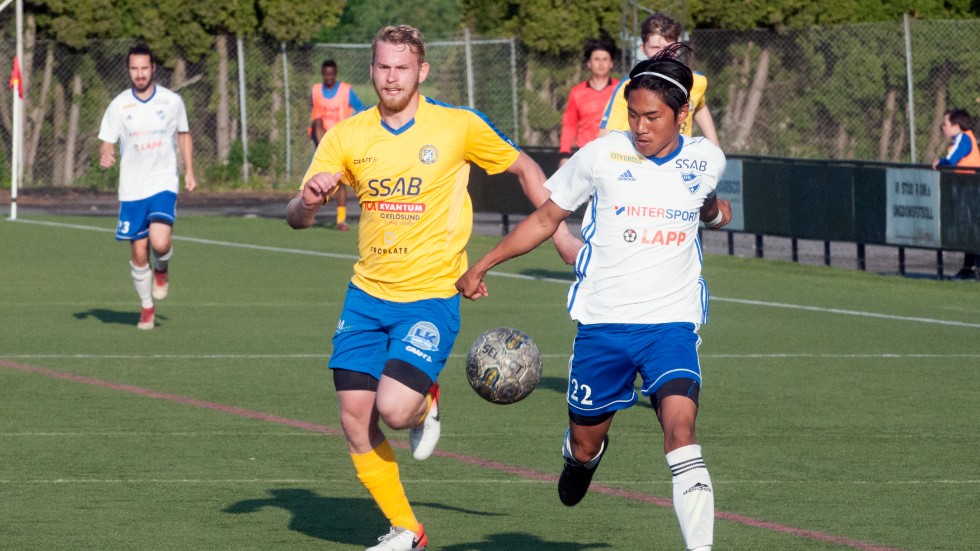 Oxelösunds IK, här i derbyt mot IFK Nyköping, klarar sig inte kvar i fotbollsfyran. OIK-tränaren Pontus Holmström ser faktiskt IFK som en förebild nu när OIK börjar om från grunden i Sörmlandsfemman.