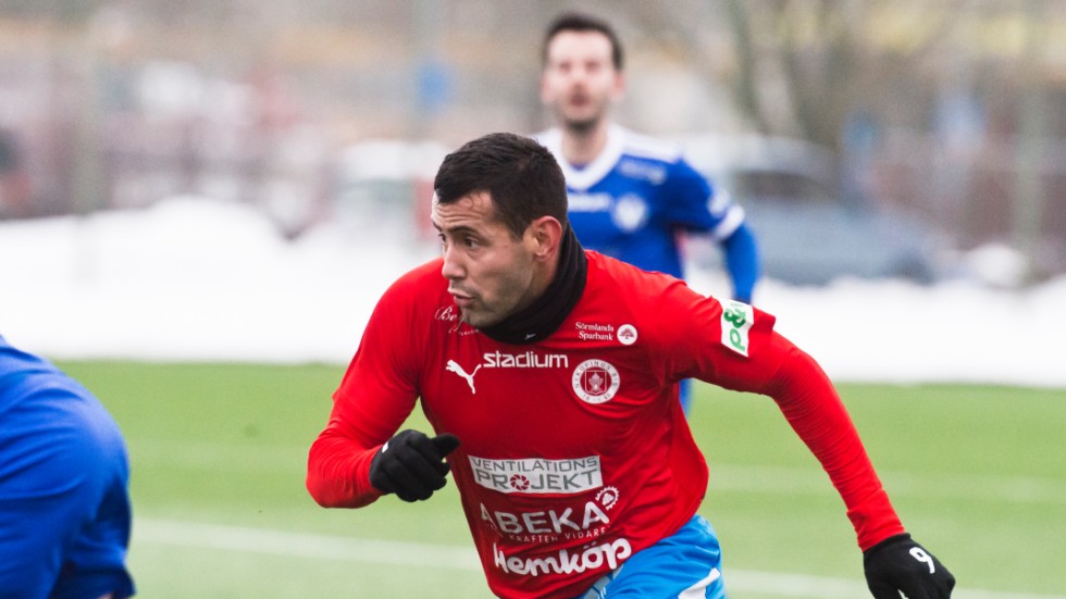 Amerikanen Jason Romero, som började den gångna säsongen i Bissarna, får lämna Umeå FC.