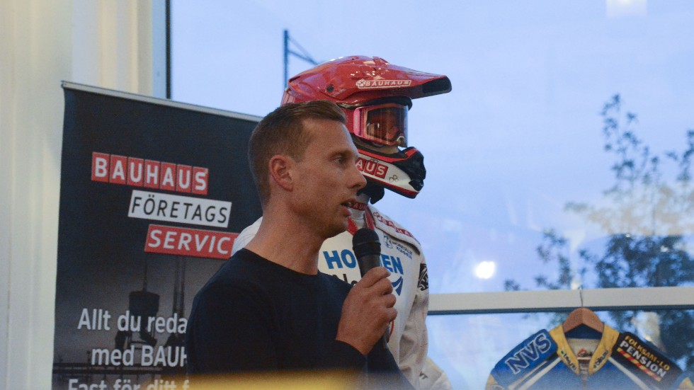 Andreas Jonsson berättade för publiken om sin karriär som speedwayförare när han lämnade sin gamla utrustning på MX World Collection i Vimmerby.