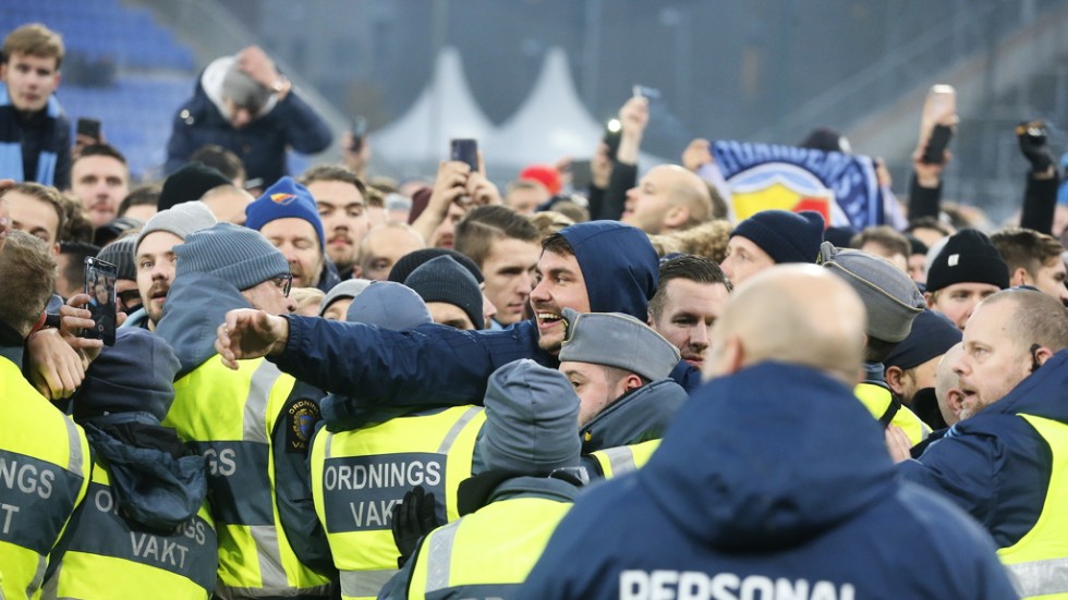 Planstormningen i samband med Djurgårdens guldfirande har nu resulterat i att polisen polisanmäler IFK Norrköpings säkerhetschef.