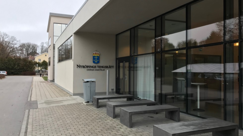 Nyköpings tingsrätt dömer en tidigare bankrådgivare till fängelse efter att hon förskingrat närmare 3,3 miljoner kronor från sina kunder.
