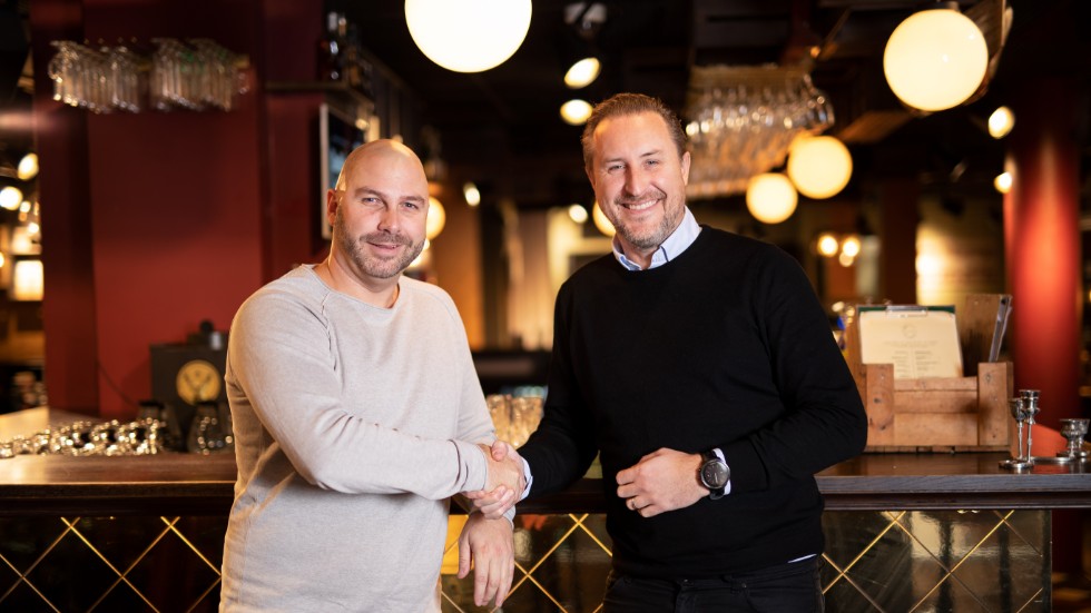 Johan Åsbrink, som driver Lunnagårds vårdhem har slutit avtal att bli ny franchiseföretagare i Eksjö för restaurangen Harrys. Till höger vd Niclas Möller.