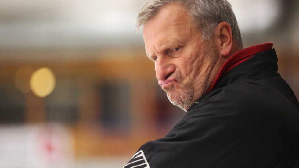 Peter Lindström har ett tufft arbete framför sig om det inte ska bli division 3 nästa säsong.