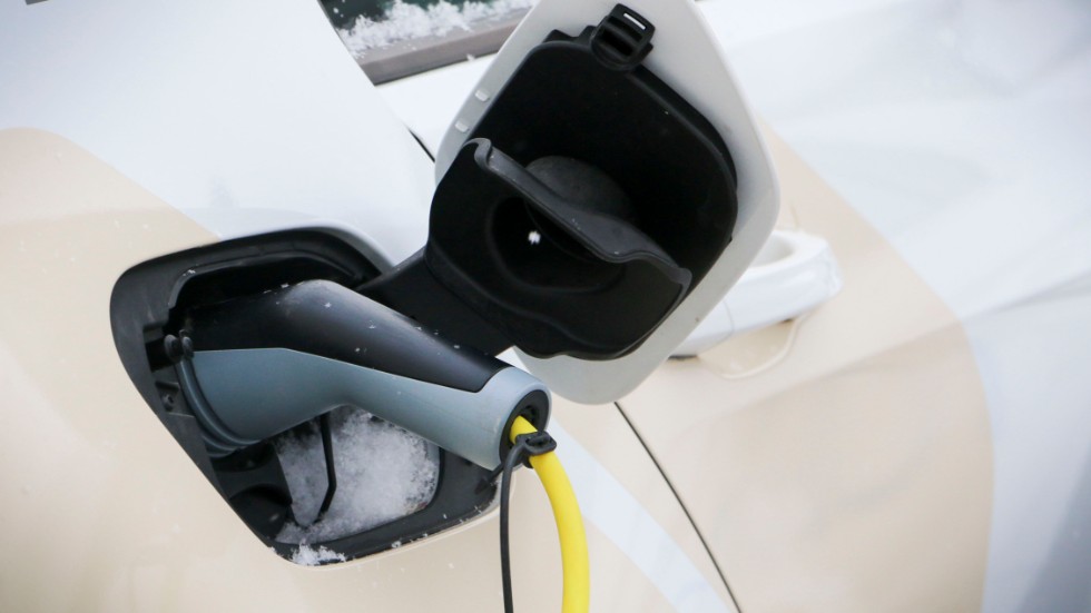 Att ladda elbilen blir i vinter uppåt 50 öre dyrare per kilowatttimme, tror experterna.