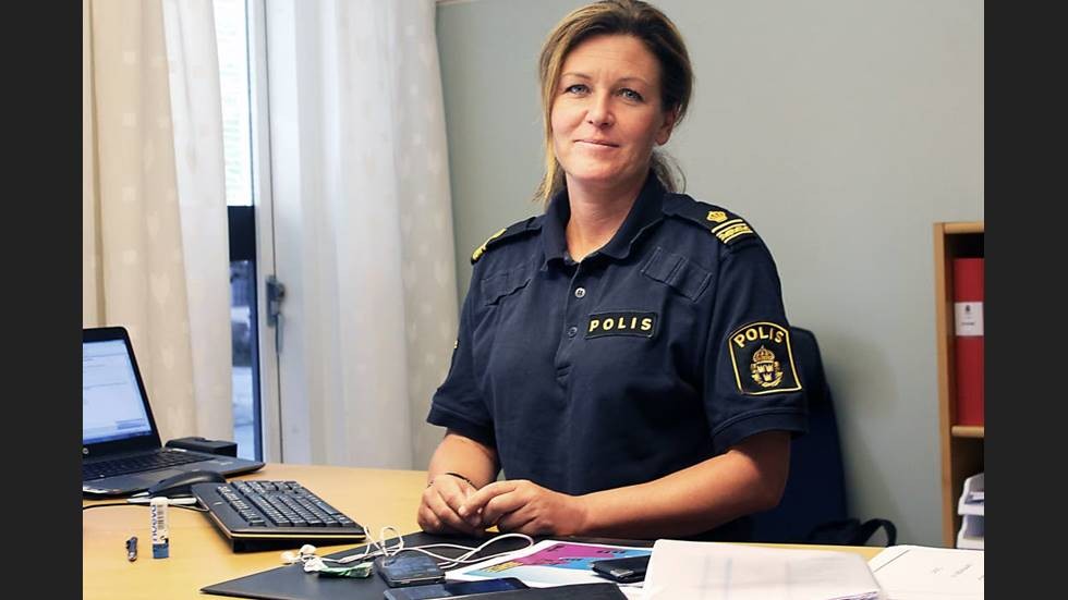 Hanna Sjögren chef för polisens avdelning för grova brott, lämnar över frågor om attentatet till polisens förundersökningsledare.
