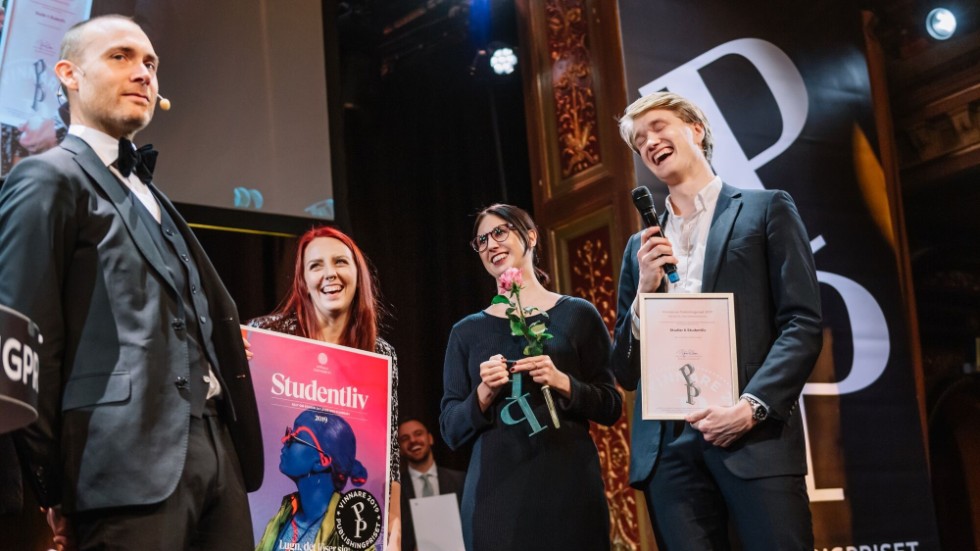 Zellout prisades på Publishingprisets gala för sin kampanj med Uppsala universitet. Från vänster: Jesper Rönndahl, Publisherprisets moderator, Liza Pedersen, designer, Emmy Glans, copywriter och Jesper Sjöström, digital strateg.