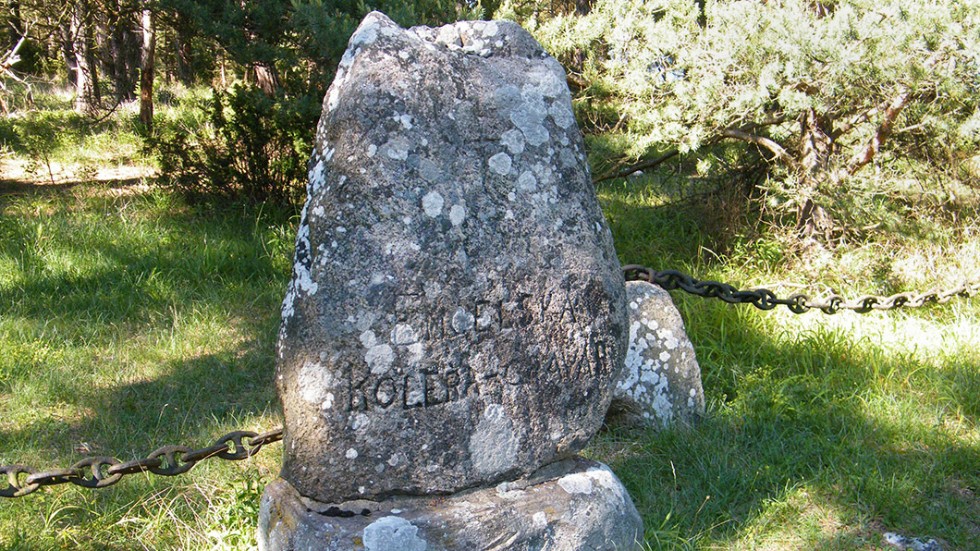 På Fårö finns flera gamla begravningsplatser, exempelvis "Engelska kyrkogården" där engelska sjömän som dött i kolera begravdes år 1854.