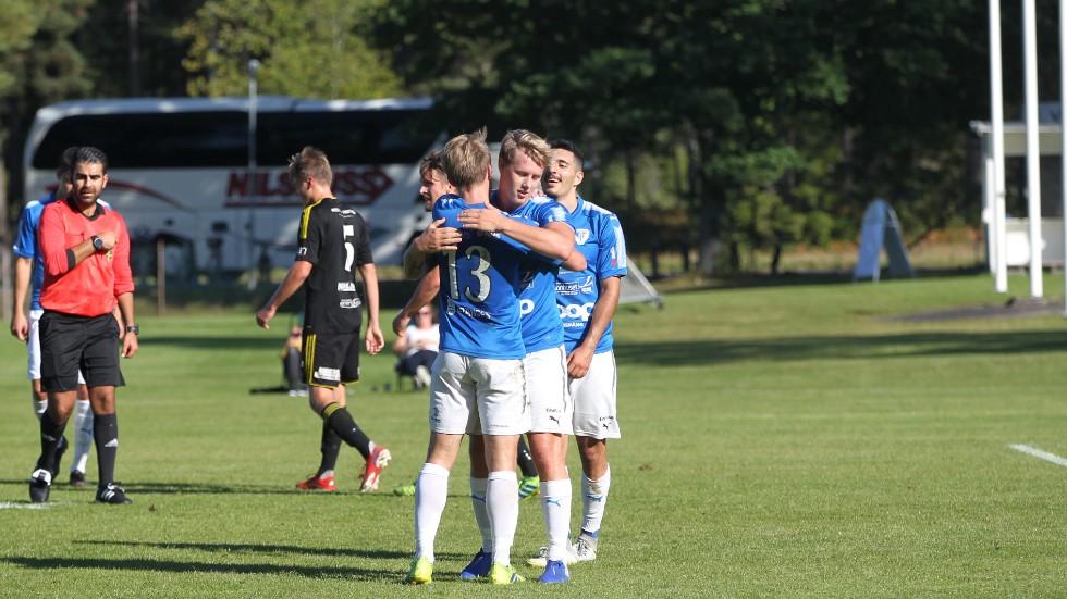 2-1 innan paus. Linus Andersson firar med Viktor Björhn (13). 