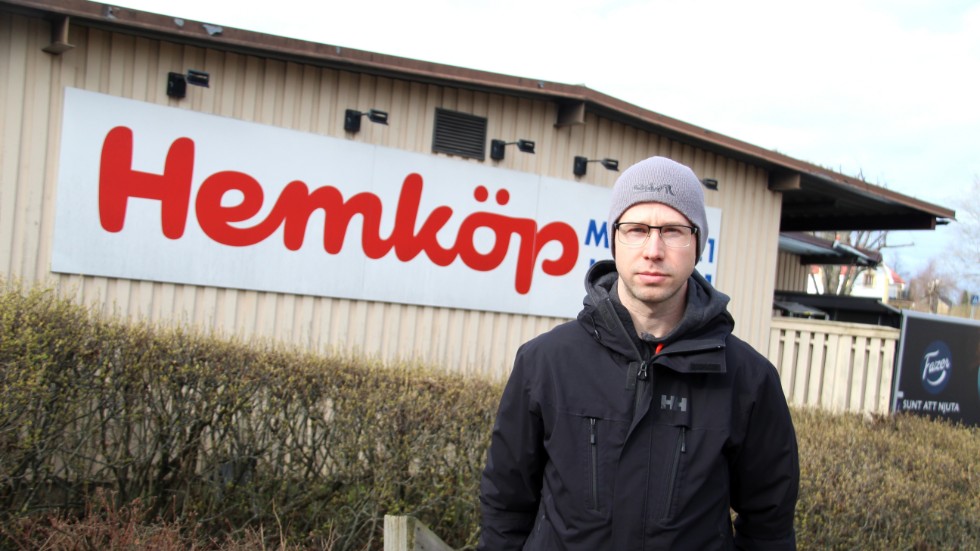 Leif Johansson, som driver Hemköp i Kisa med sambon Johanna Andersson, har nu fått klartecken att riva sitt varulager för att bygga ut.