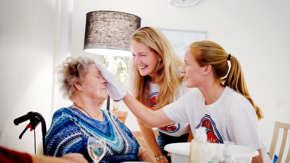 Yvonne Ryding bistår med goda råd när Birgit Englund, får en ansiktsbehandling av Eskilstuna Uniteds Vaila Barsley. "Detta var helt underbart", utbrister 91-åringen.