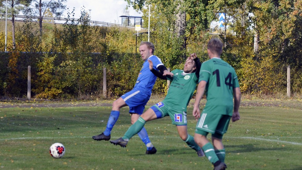 Ankarsrums Jonas Karlsosn försöker att komma åt bollen.