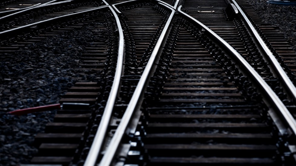 Det är dags för politikerna att enas om järnvägstrafiken, menar skribenten.