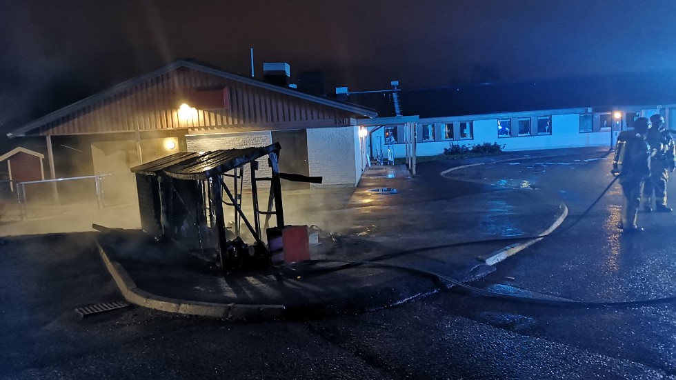 Två bränder bröt med kort mellanrum ut vid en skola i Norrköping.