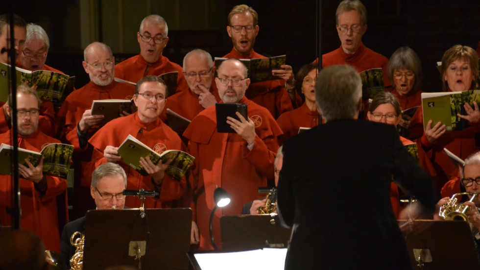 Strängnäs domkyrkas oratoriekör in action under lördagens dödsmässa i domkyrkan. Dirigenten Torvald Johansson höll ordning på både sång och musik.