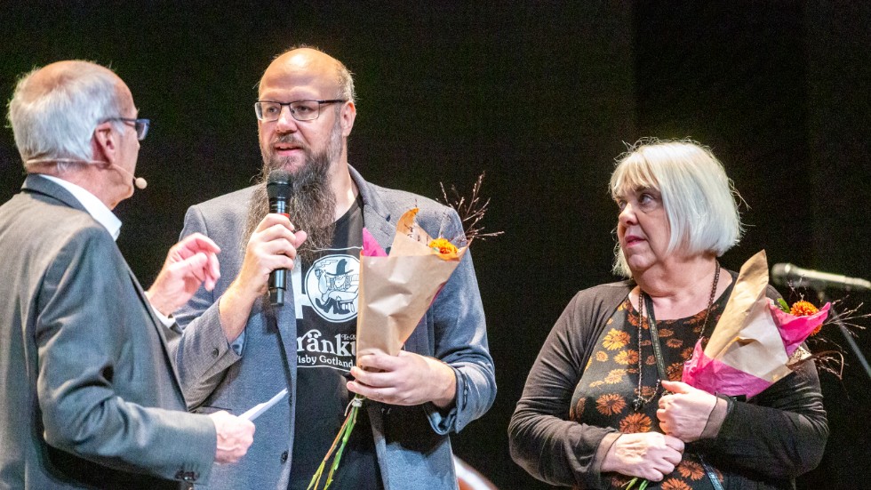 Vinnare av årets Janräunu blev Kränku. Här tar Fredrik Dahlbom och Anneli Dahlbom emot priset. Anneli grundade Kränku tillsammans med sin man Sylve år 1977. Kränku är gutamål och betyder liten rund trebent mjölkpall.
