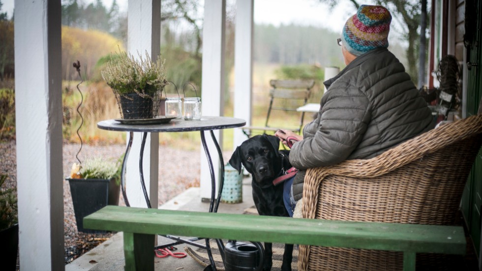Nyköpingsbon Mona ger sig in i debatten om det nya härbärgets läge. 
– Kan de inte få komma till ett ställe där det finns lite grönska, kanske ett bord och par stolar under ett äppleträd, undrar hon. 