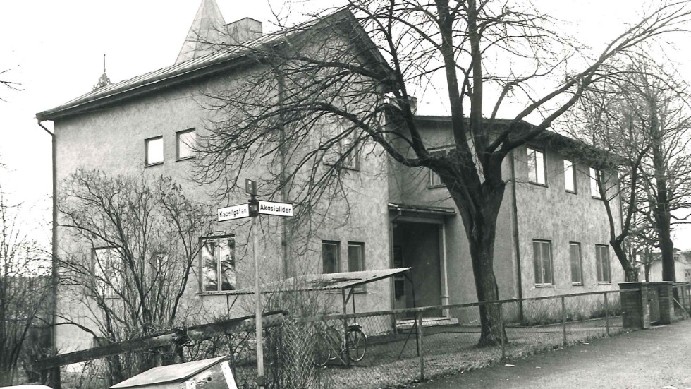 Skolkontoret på Akasialiden 1975. Tidigare var adressen Kyrkogatan 12.