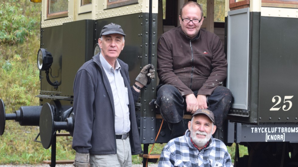 Per-Olov Brännlund, Magnus Svensson och Bo Norman är alla aktiva i att återställa vagnen. 