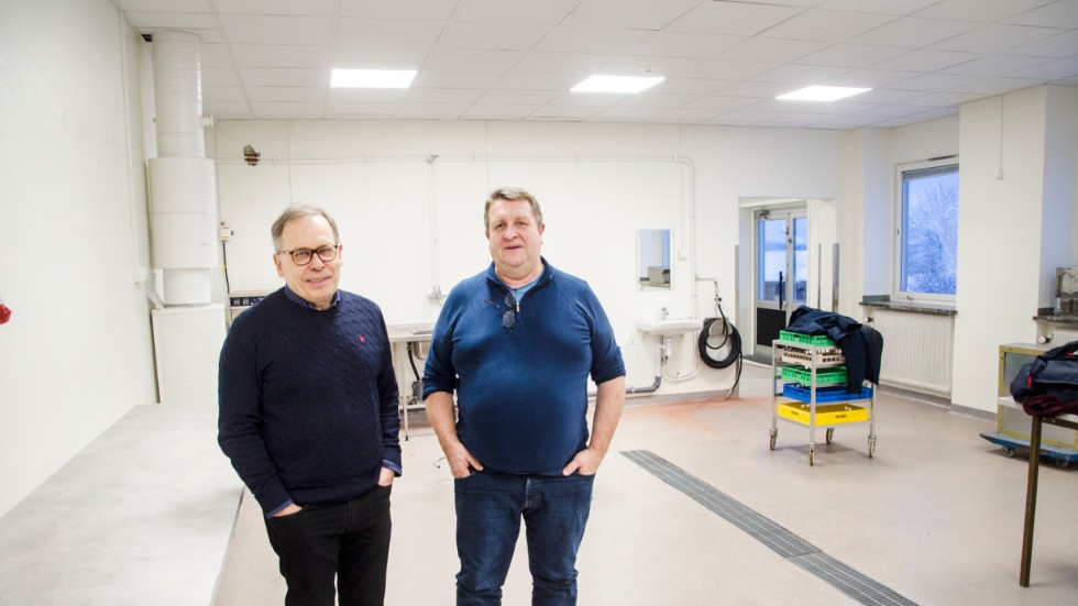 Stig Kerttu och Tomas Mörtberg (C) inne i nyrenoverade småföretagarcentret i Kuivakangas, i just lokalen som ska användas till bärförädling i framtiden.