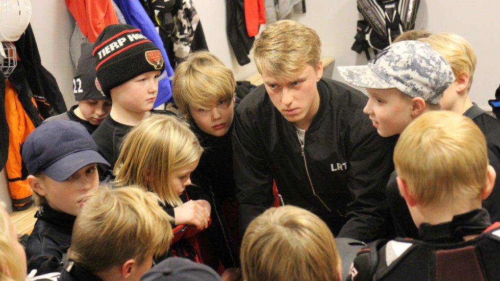 Locker Room Talks utbildare Olle Ekman har samlat Tierp Hockey U12 i mitten av omklädningsrummet där han träffar laget i åtta veckor i sträck.
