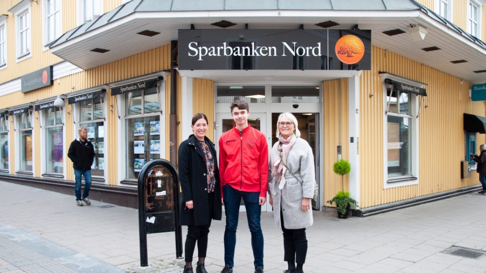 14-årige Victor Andersson från Öjebyn hittade en säkerhetsbugg hos Swedbank. Under fredagen tackades han av Sparbanken Nords Annika Sandberg och Swedbanks Catarina Isaksson. 