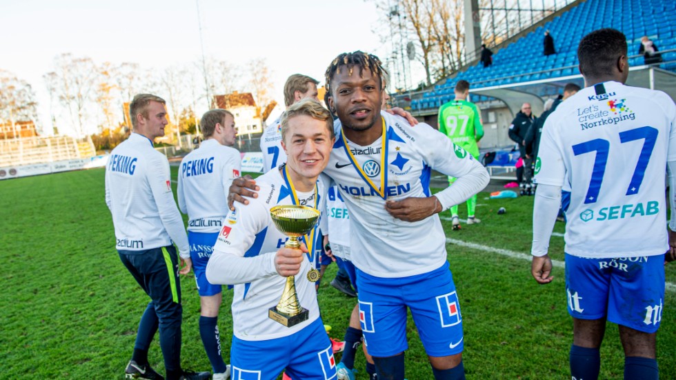 Kevin Álvarez (till höger) och Pontus Tillmar efter att IFK vann finalen i U21-allsvenskan.