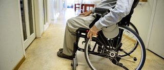 Tippade bakåt i rullstol – avled senare